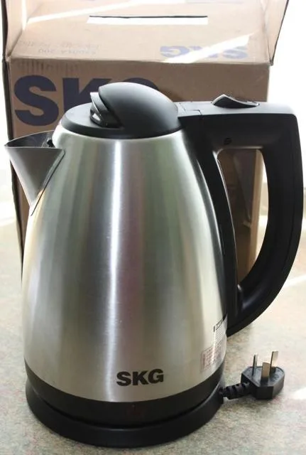 Electric kettle with travel adaptor