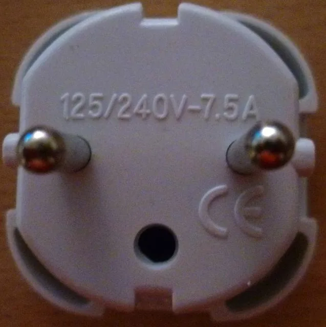 Socket outlet with protective device
