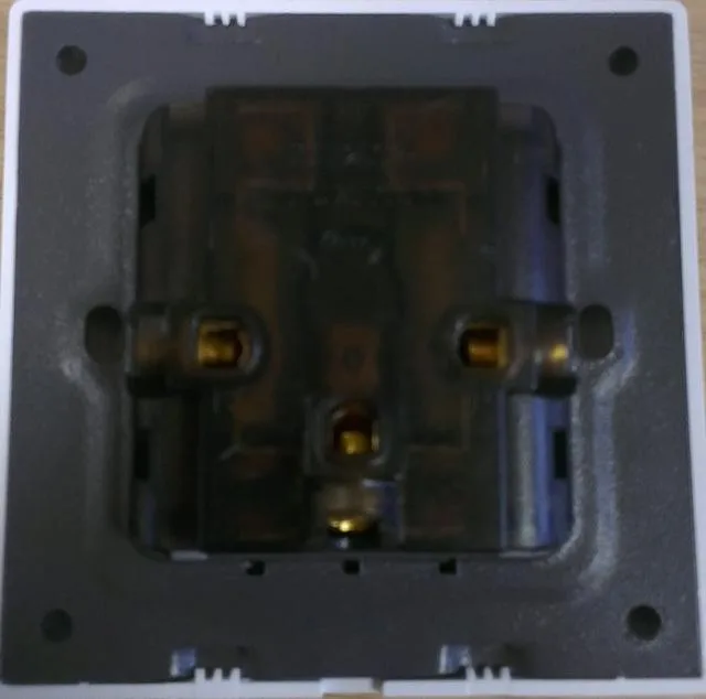 3 pin / 2 pin Universal Socket
