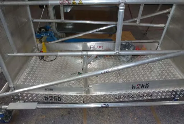 Mobile scaffold with mobile work platform