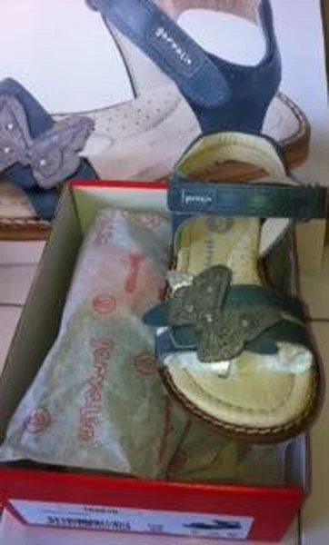 Girls' sandals
