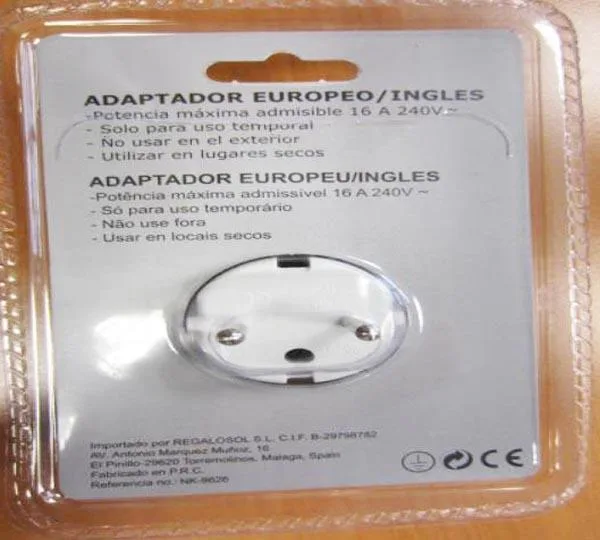 Travel plug adapter