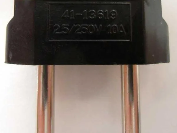 Travel plug adapter