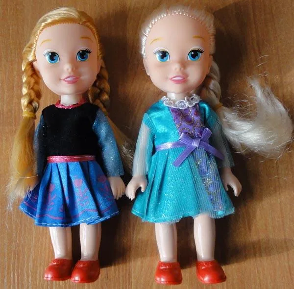 Plastic dolls set