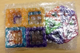 Magnetic toy building blocks