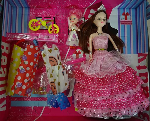 Set of plastic dolls with accessories