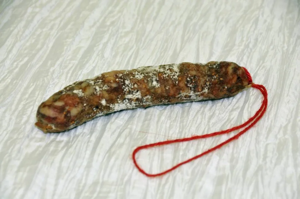 Saucisse sèche aux olives poivrons, ou figues, ou bleu de gex ou courbe nature ou saucisson sec ou rosette