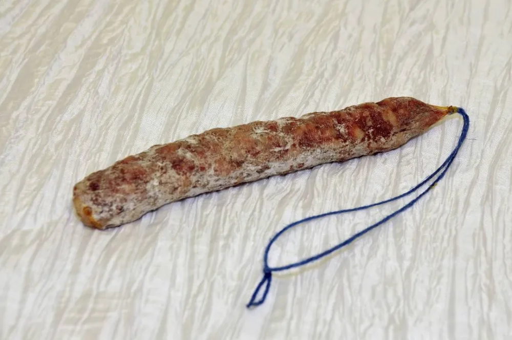 Saucisse sèche aux olives poivrons, ou figues, ou bleu de gex ou courbe nature ou saucisson sec ou rosette