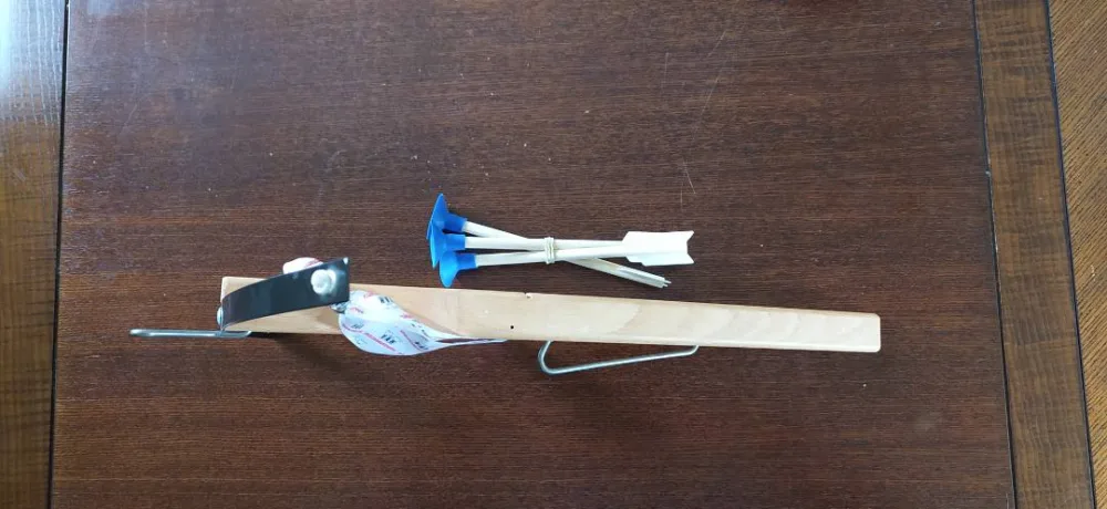 Arbalète de chasse avec 3 flèches