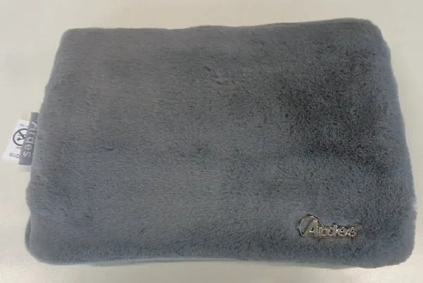 Electric hot water pouch