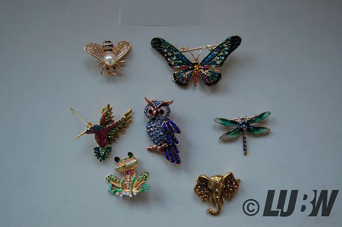 Brooches set