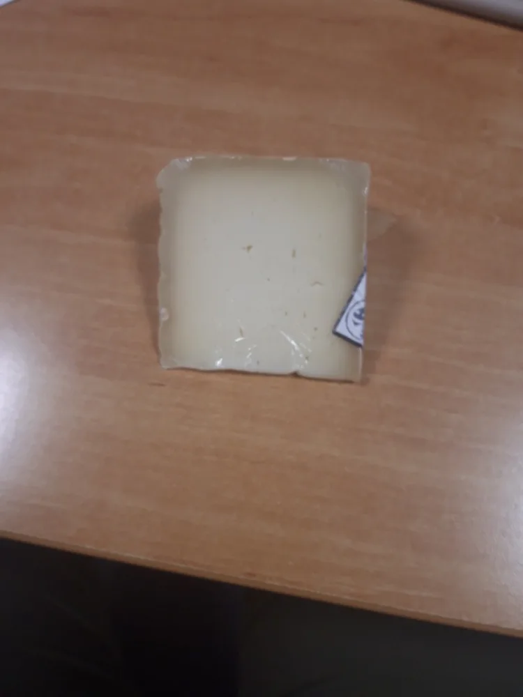 Fromage de brebis au lait cru vendu au rayon fromage coupe du magasin market de peyrehorade entre le 14 et 27 juin 2022