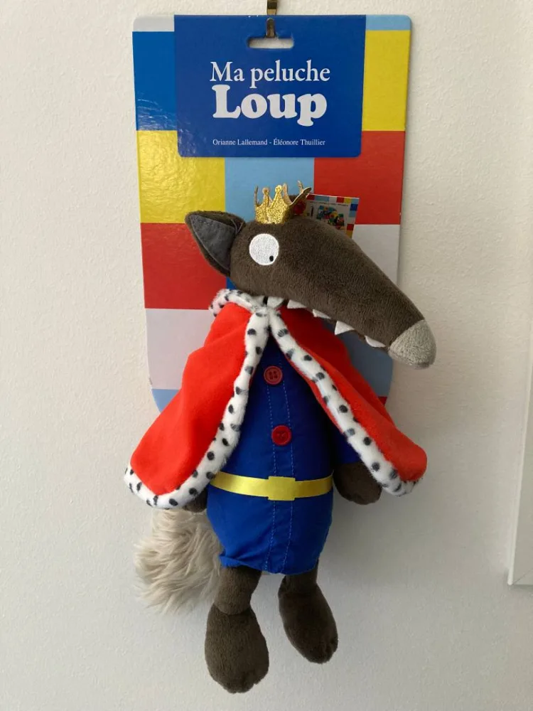 Bouton de la tenue de la peluche loup prince
