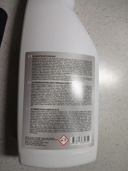 Car wheels cleaner