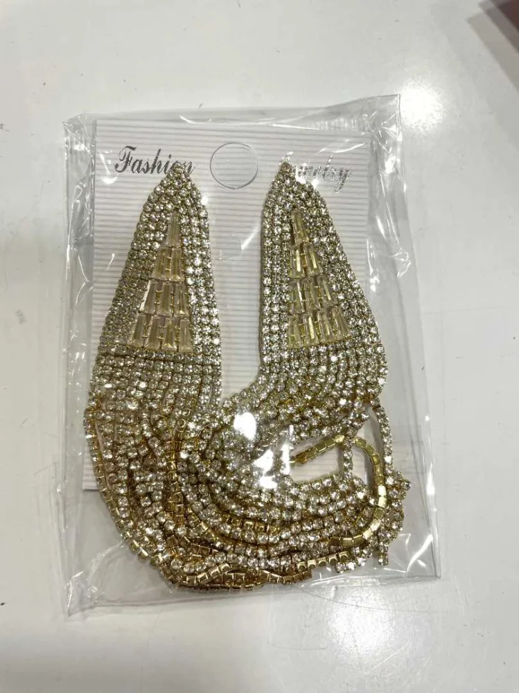 Boucle d'oreille collé d'une etiquette tez17579