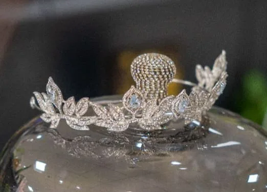 Diadème couleur argent avec des strass blancs