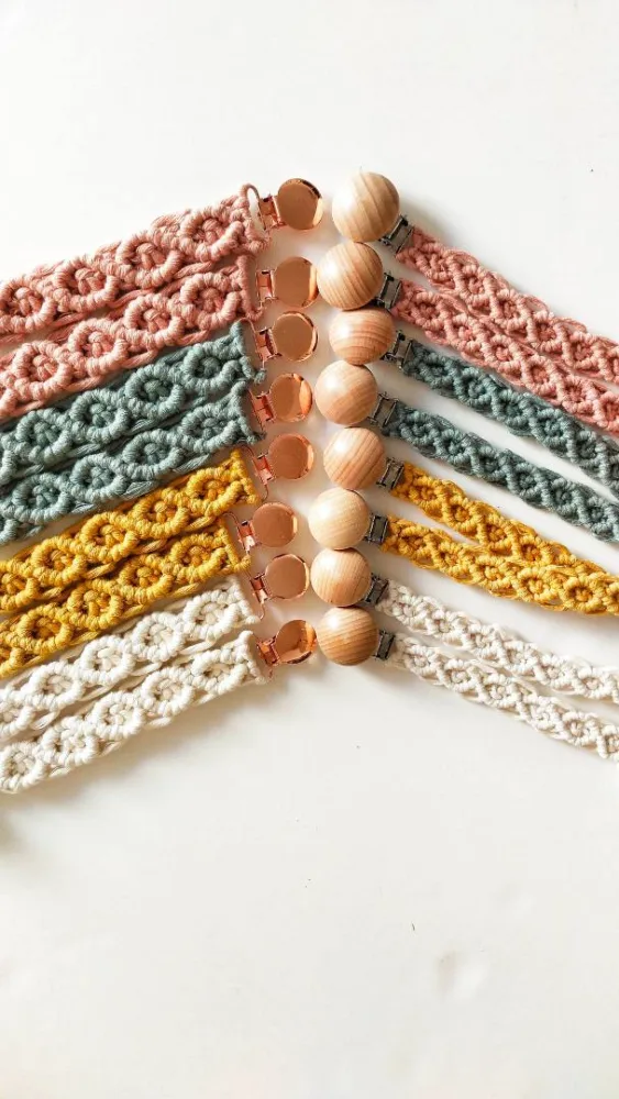 Attache tétine macramé