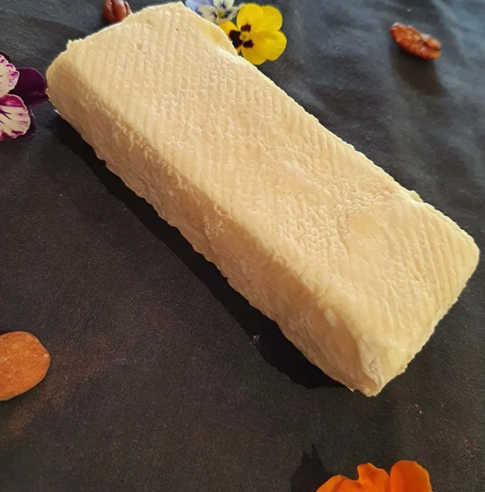 Feuille, poivre, figou, brique cendrée, buchette, crottin, palet, briquette, rocher blanc, rocher cendré, chabichou