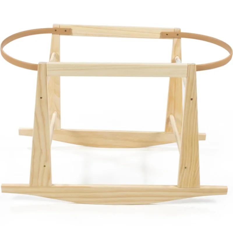 Couffin en osier et support de couffin en bois naturel