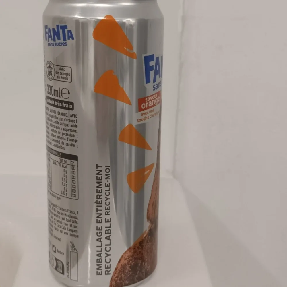 Canette boisson rafraîchissante saveur orange, avec edulcorants.