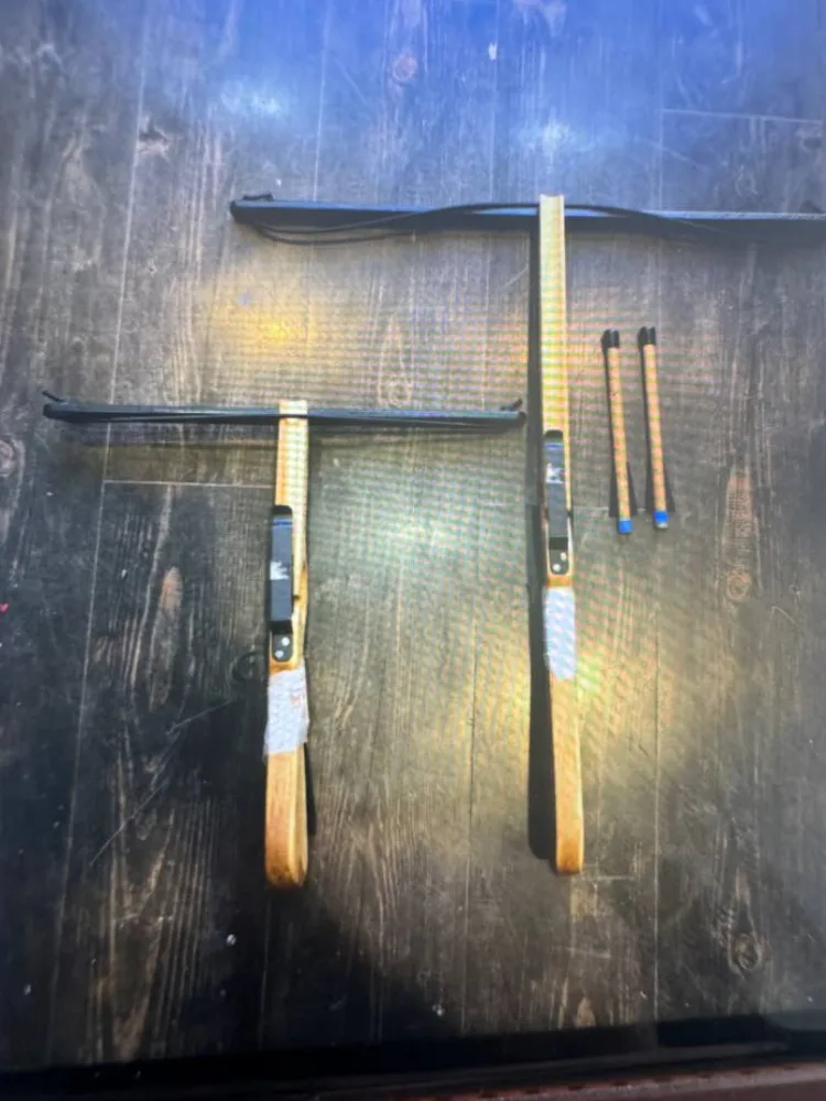 Arbalète black taille s et l avec sangle et deux fléchettes à ailettes embout liège ou caoutchouc
