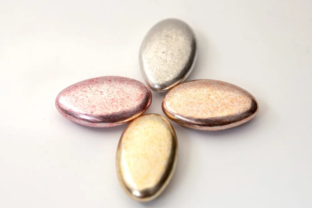 Dragees au chocolat 70% cacao argentees ou dorees ou cuivrees ou rose decor/ rose silver