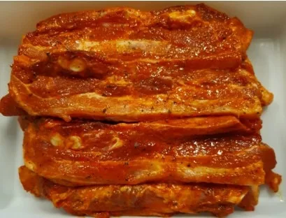 Poitrine de porc marinée crue