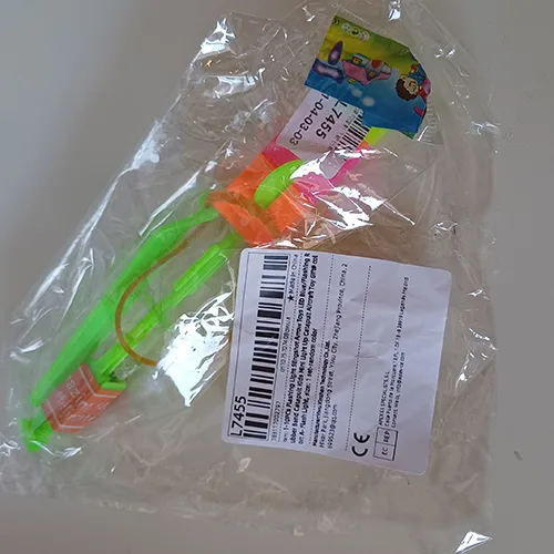 Toy flashing slingshot