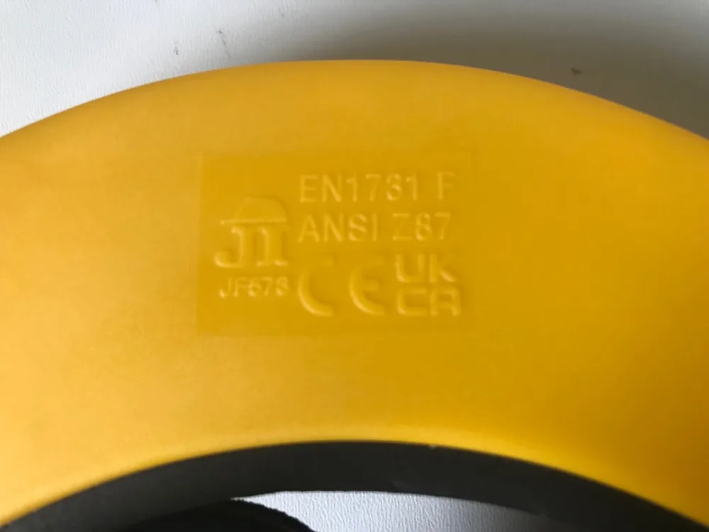 Visière de protection grillagée