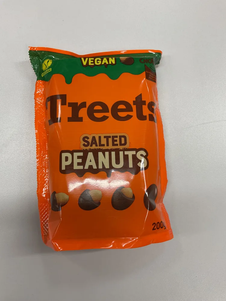 „Treets Salted Peanuts Vegan 200 Gramm" und „K-Classic Choc it bunte Erdnüsse 300 Gramm"