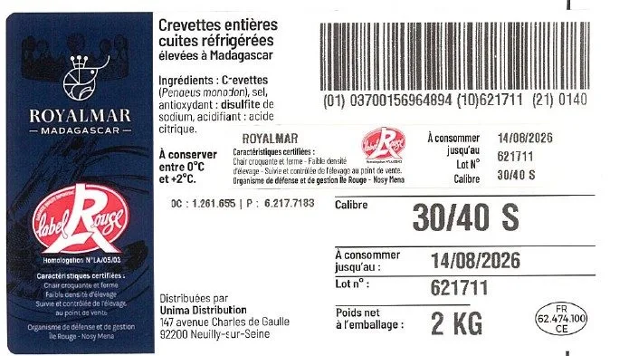 Crevettes roses cuites étal poissonnerie