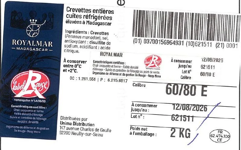 Crevettes roses cuites étal poissonnerie