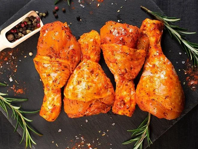 Pilons de poulet cru marinés
